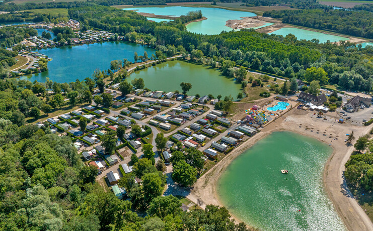 slider-8_pres-de-la-fontaine-vue-aerienne-lac-43126536.jpg